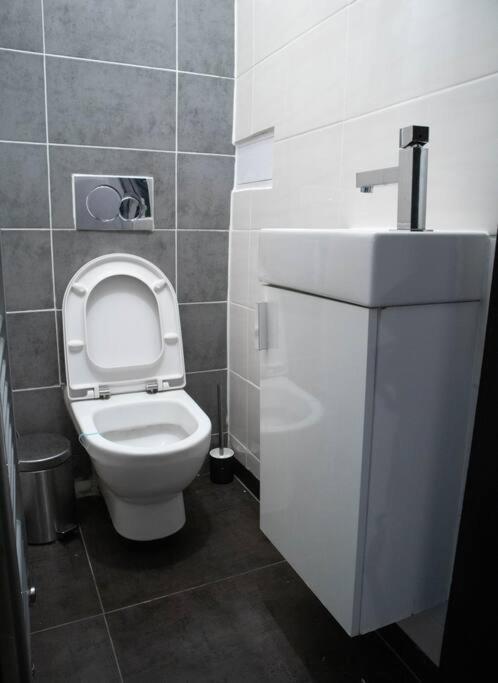 Modern Apartment In The Center Of Прага Экстерьер фото