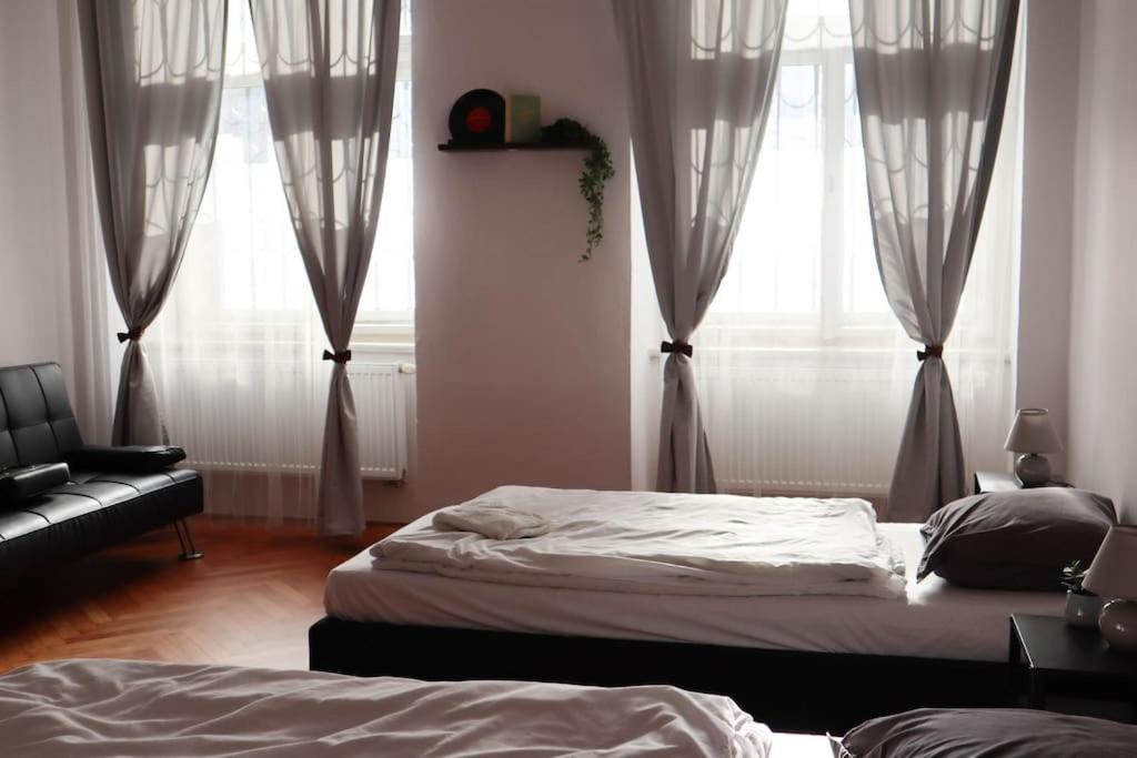 Modern Apartment In The Center Of Прага Экстерьер фото