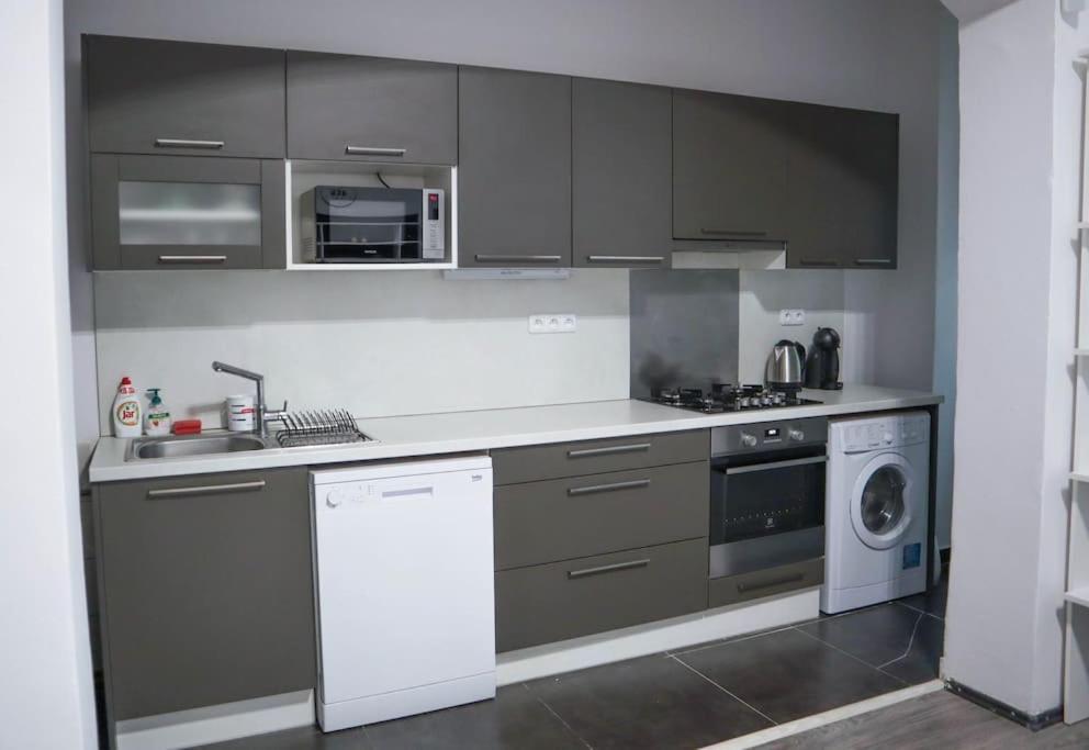 Modern Apartment In The Center Of Прага Экстерьер фото